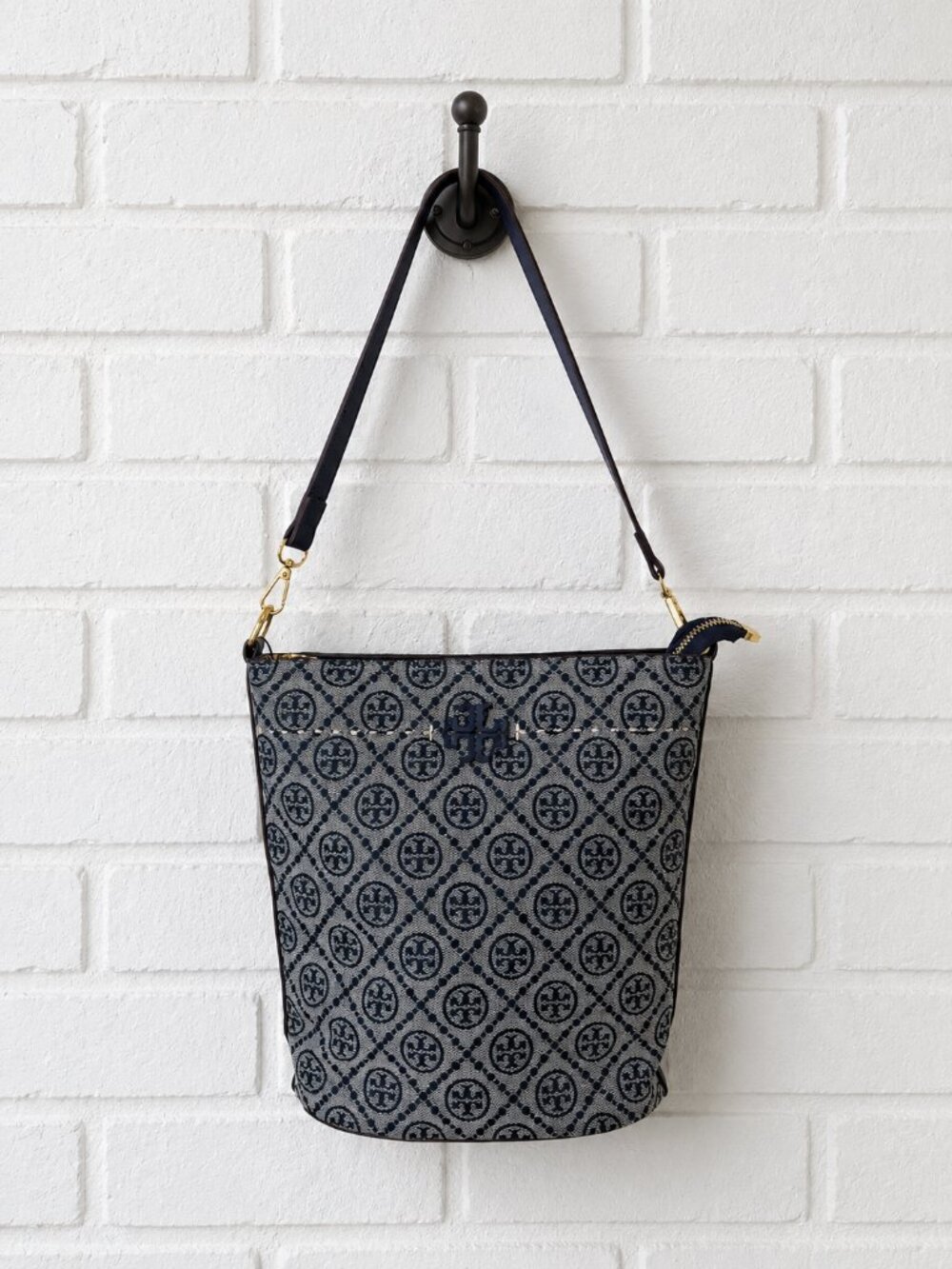 Tory Burch Logo Jacquard Bucket Bag - Picture 2 of 7